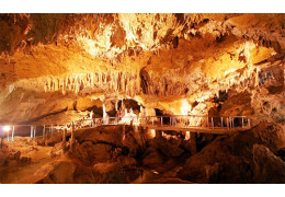 Hang động thạch nhũ Ishigaki